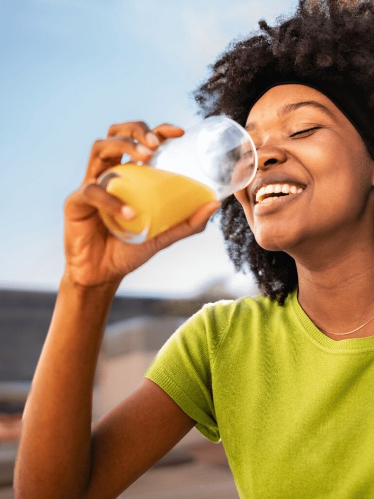 Femme savourant un jus AwA Bio Foods